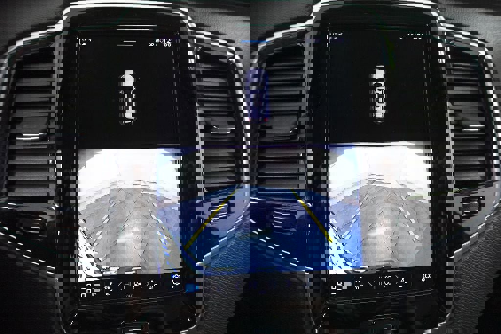 Used 2023 Volvo XC90 B6 Plus image 18