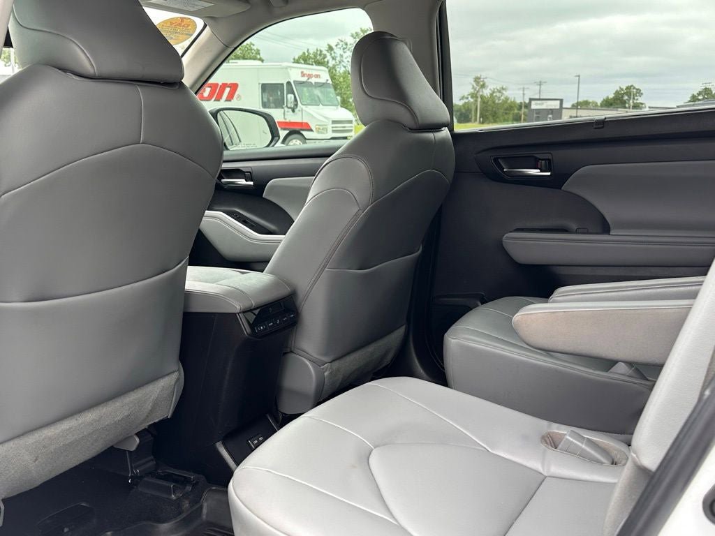 Used 2022 Toyota Highlander XLE AWD/4WD image 15