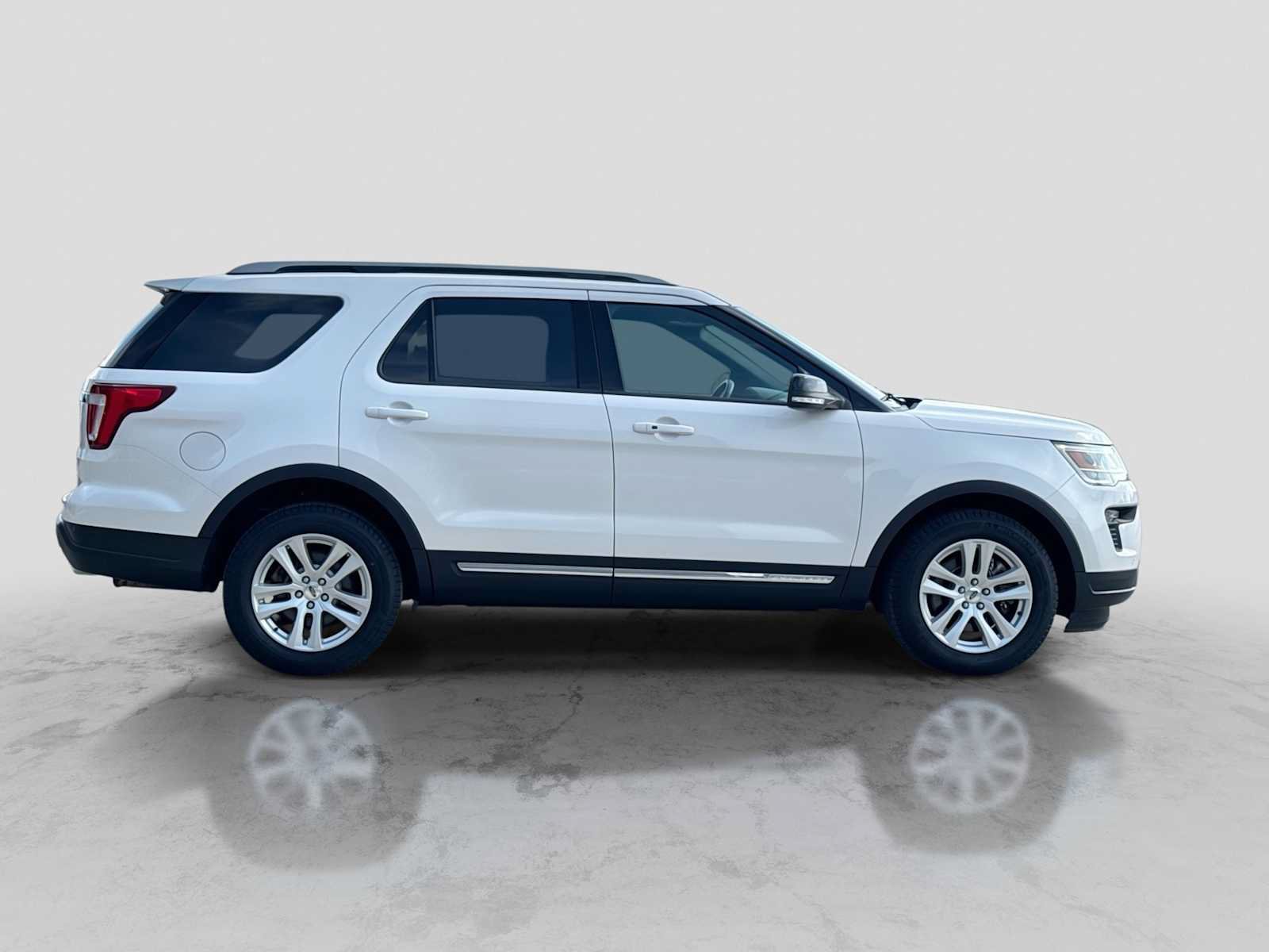 Certified 2018 Ford Explorer XLT w/ XLT Technology Feature Bundle FWD image 7