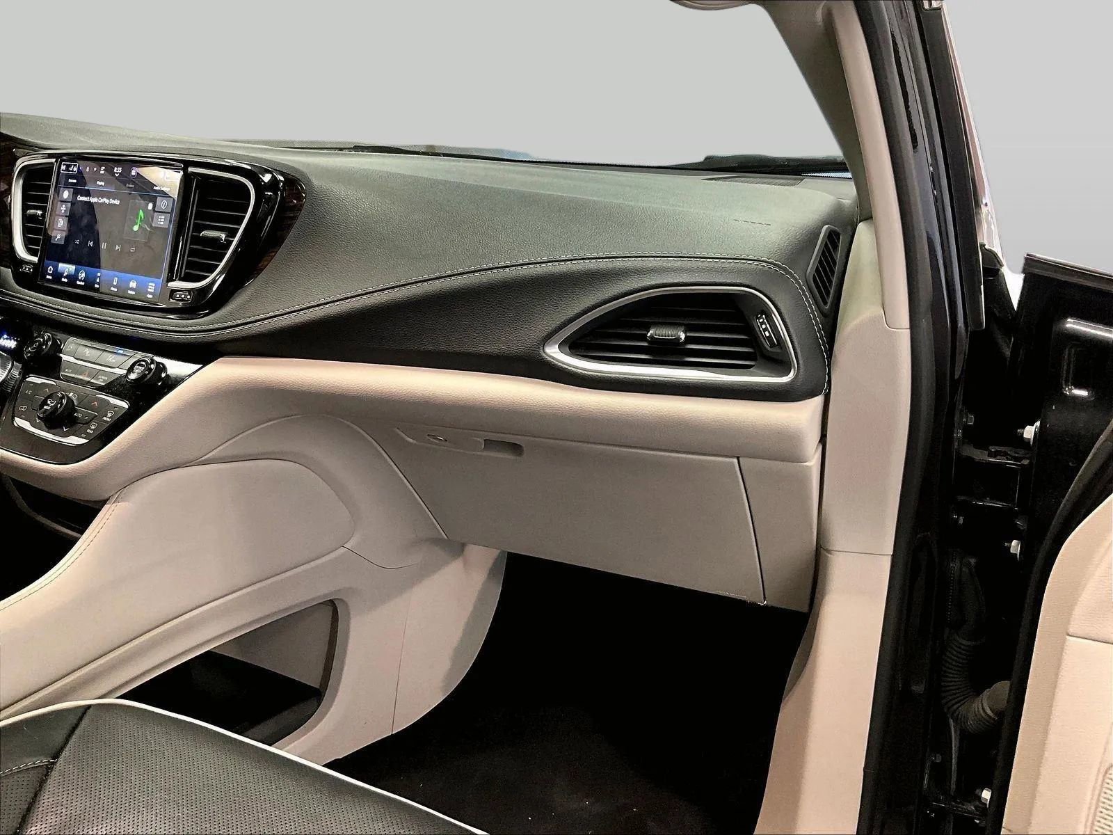 Used 2023 Chrysler Pacifica Limited FWD image 15