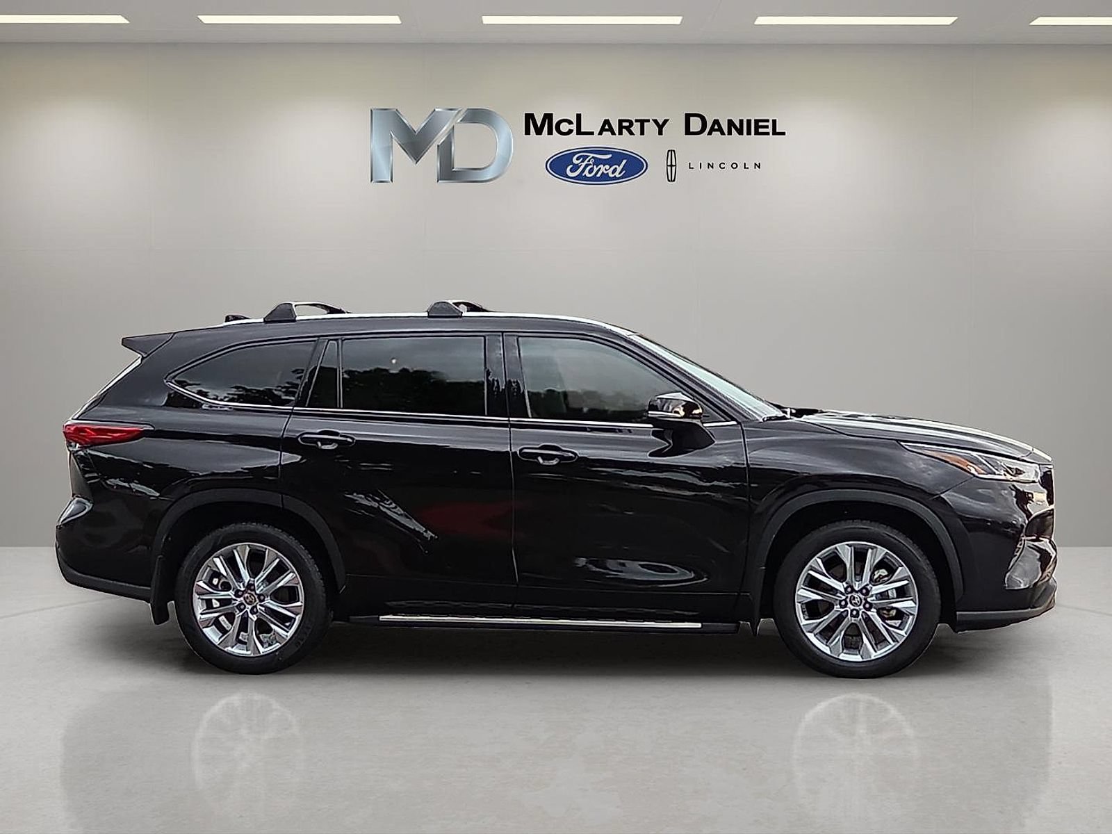 Used 2021 Toyota Highlander Limited FWD image 6