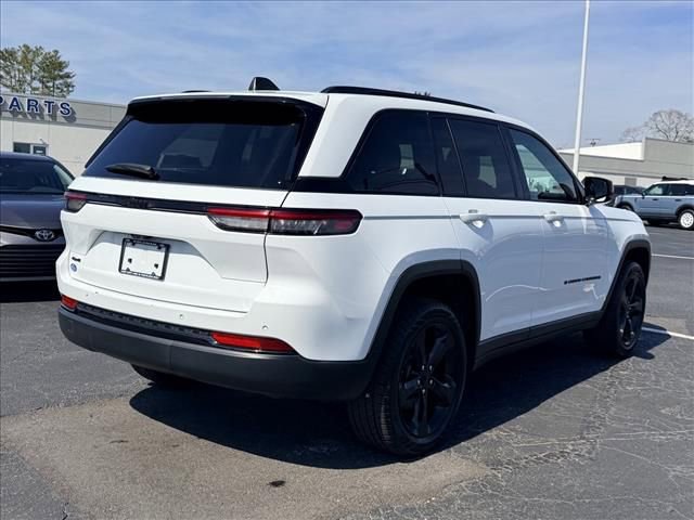 Used 2022 Jeep Grand Cherokee Altitude AWD/4WD image 4