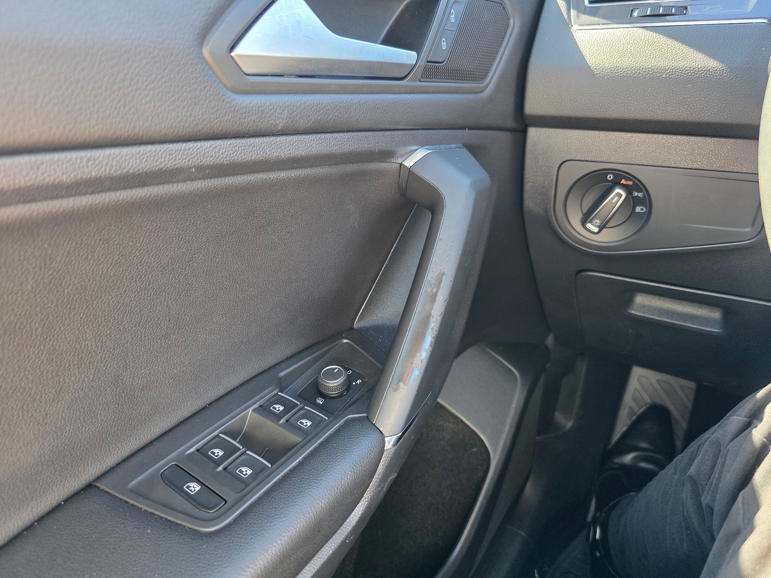 Used 2020 Volkswagen Tiguan SE w/ Panoramic Sunroof Package AWD/4WD image 18