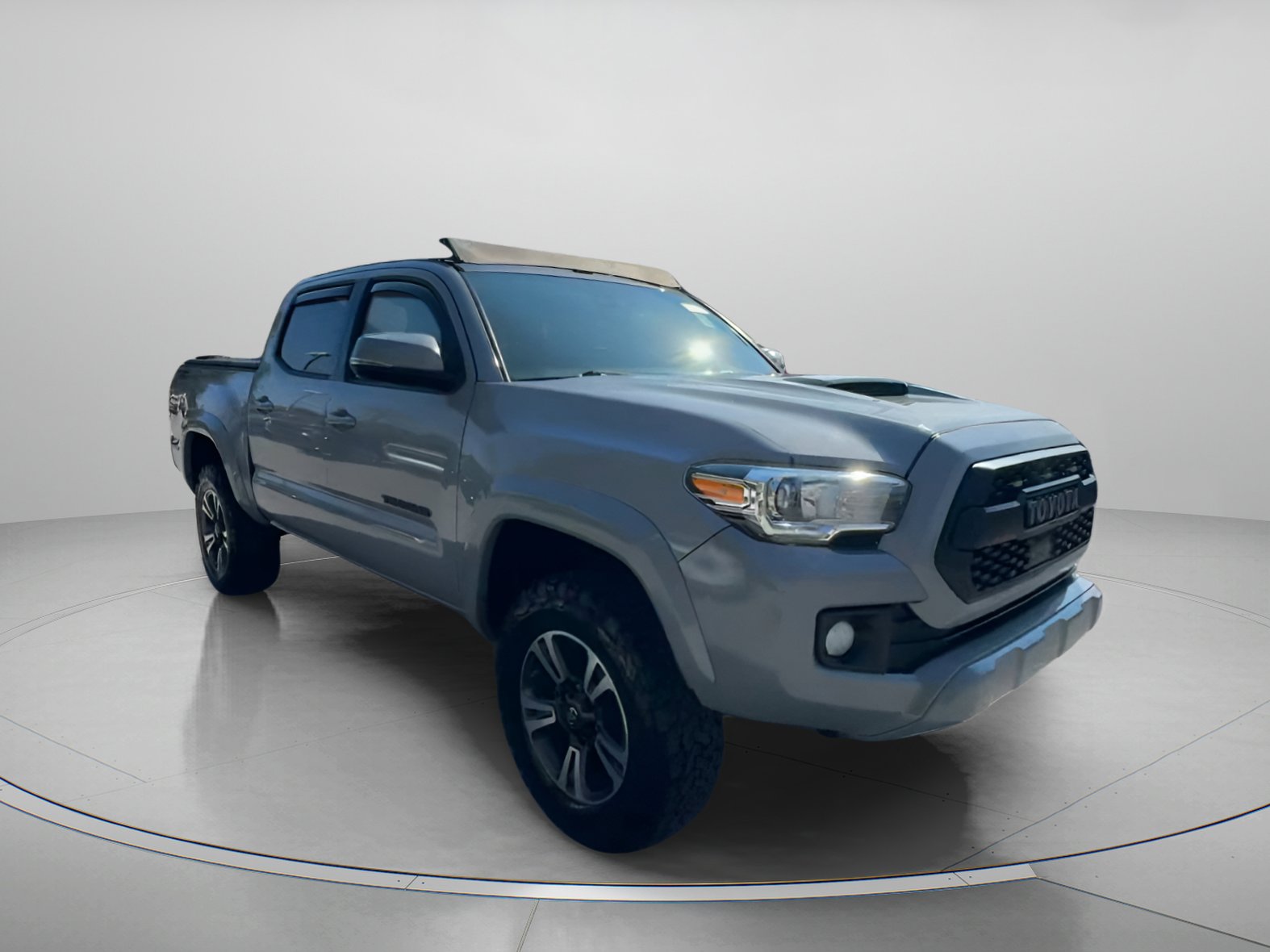 Used 2019 Toyota Tacoma TRD Sport image 2