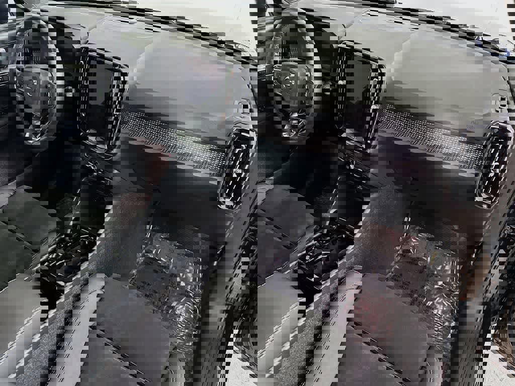 Used 2023 Volvo XC40 B5 Plus image 30