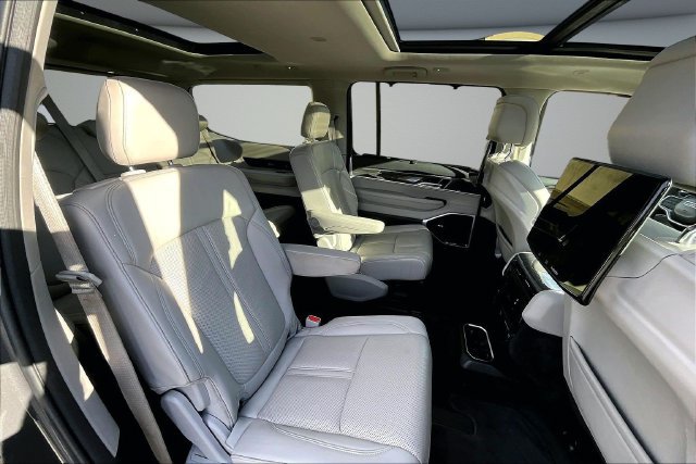 Used 2022 Jeep Wagoneer Series III w/ Premium Group I AWD/4WD image 25