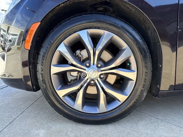 Used 2018 Chrysler Pacifica Limited image 5