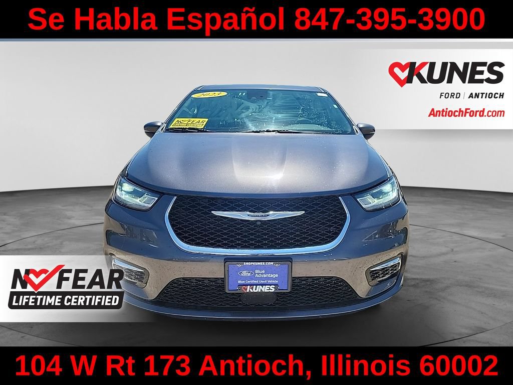 Used 2023 Chrysler Pacifica Touring-L FWD image 2