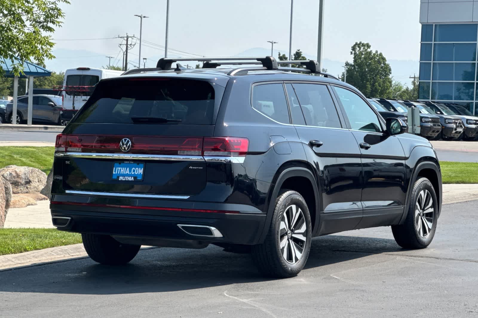 Used 2025 Volkswagen Atlas SE AWD/4WD image 2