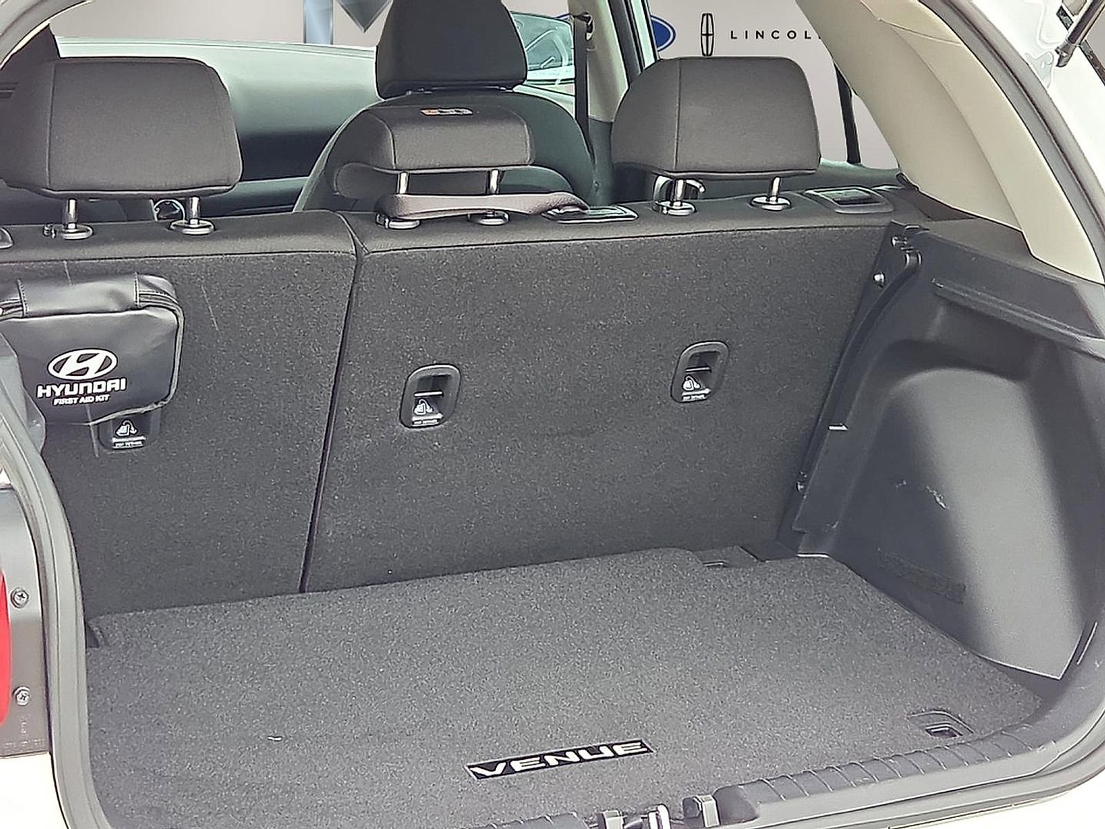 Used 2025 Hyundai Venue SE image 8