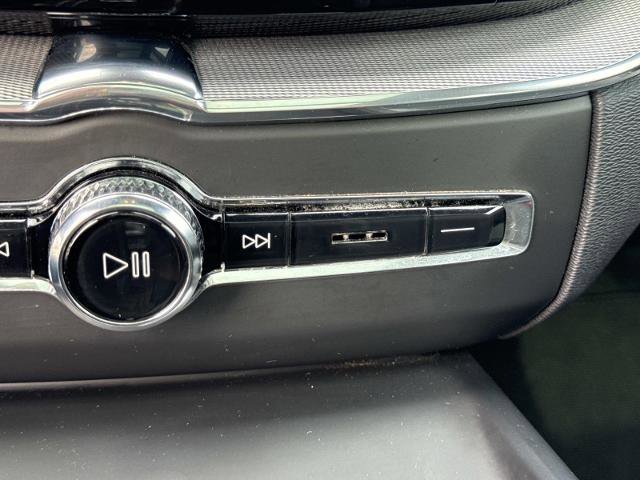 Used 2022 Volvo XC60 B5 R-Design w/ Advanced Package image 27