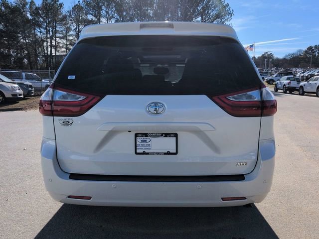 Used 2017 Toyota Sienna L image 3