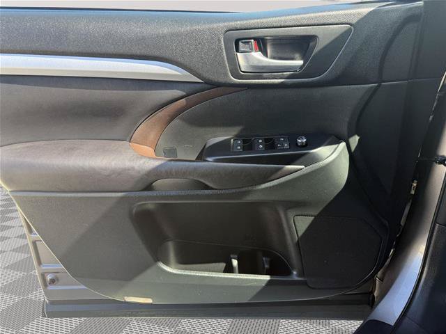Used 2017 Toyota Highlander XLE AWD/4WD image 12