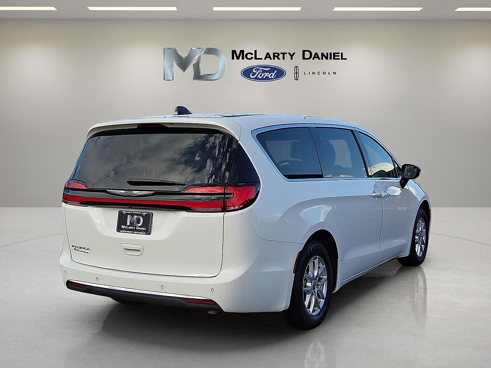 Used 2024 Chrysler Pacifica Touring-L image 5