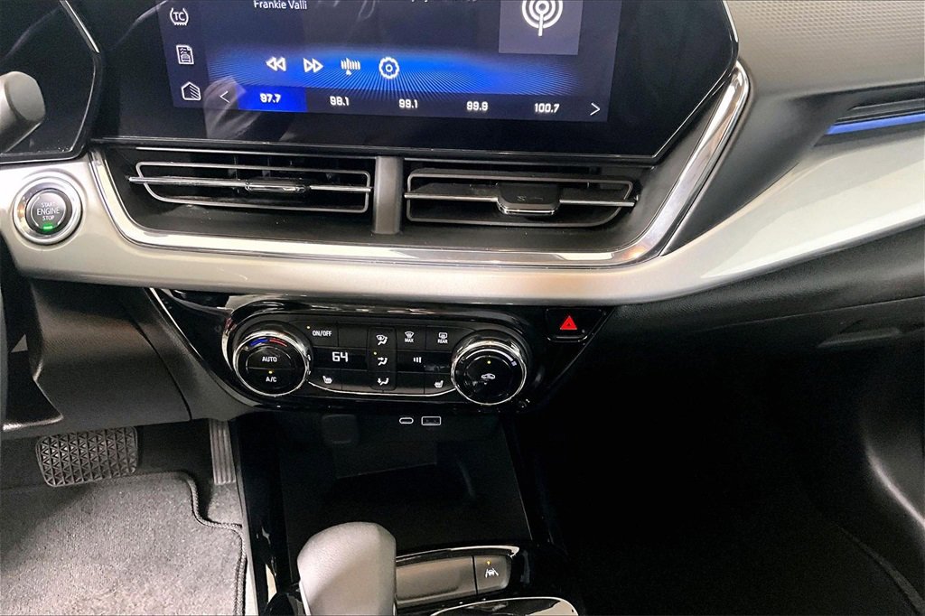 Used 2025 Chevrolet Trax LT w/ LT Convenience Package image 24