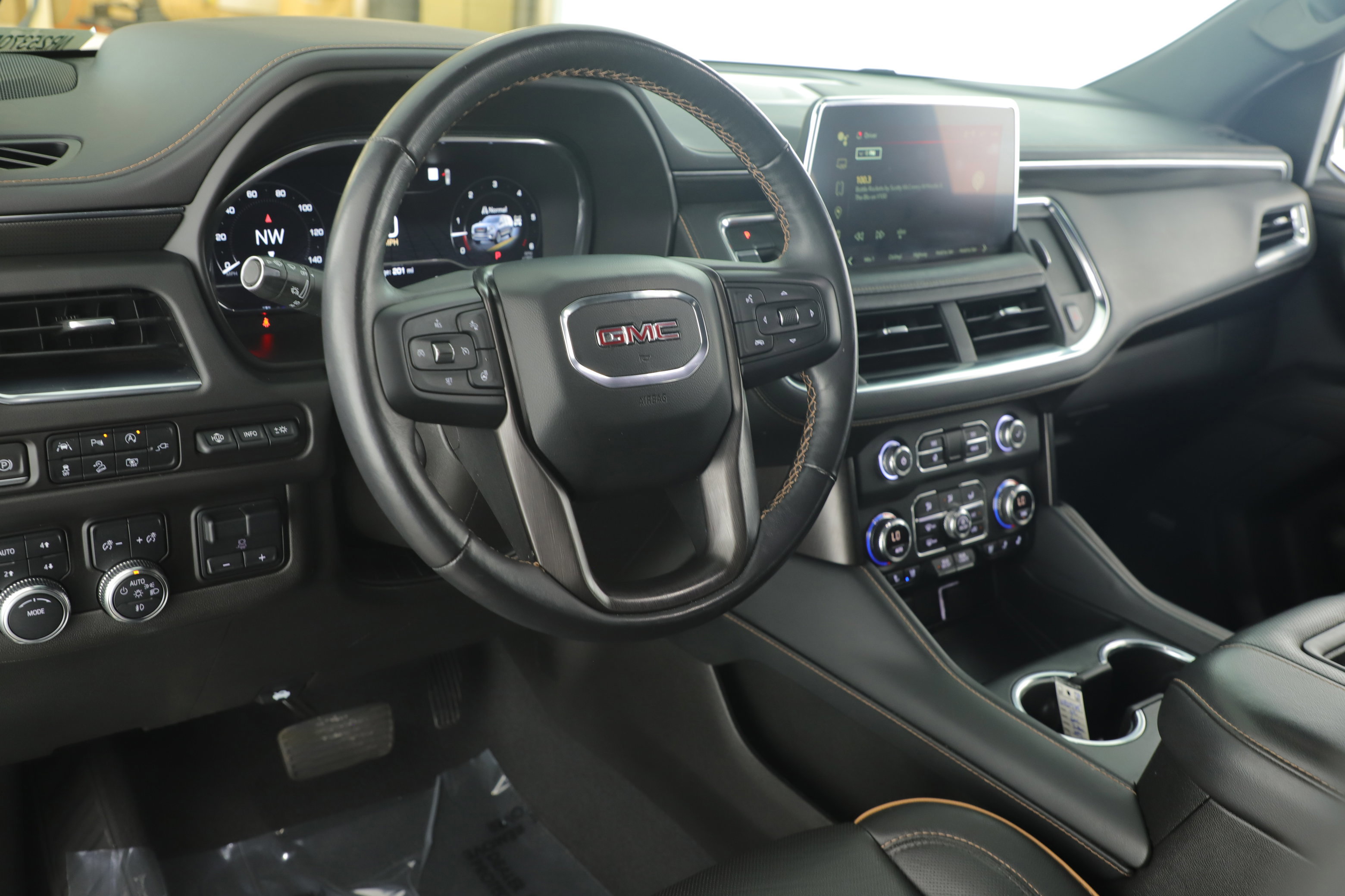 Used 2022 GMC Yukon AT4 w/ Technology Package image 13