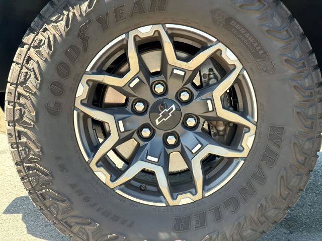 Used 2025 Chevrolet Colorado ZR2 w/ Technology Package AWD/4WD image 14
