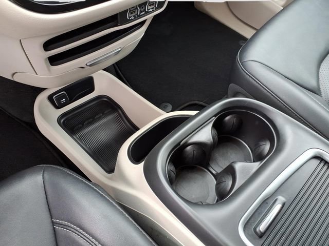 Used 2024 Chrysler Pacifica Touring-L image 13