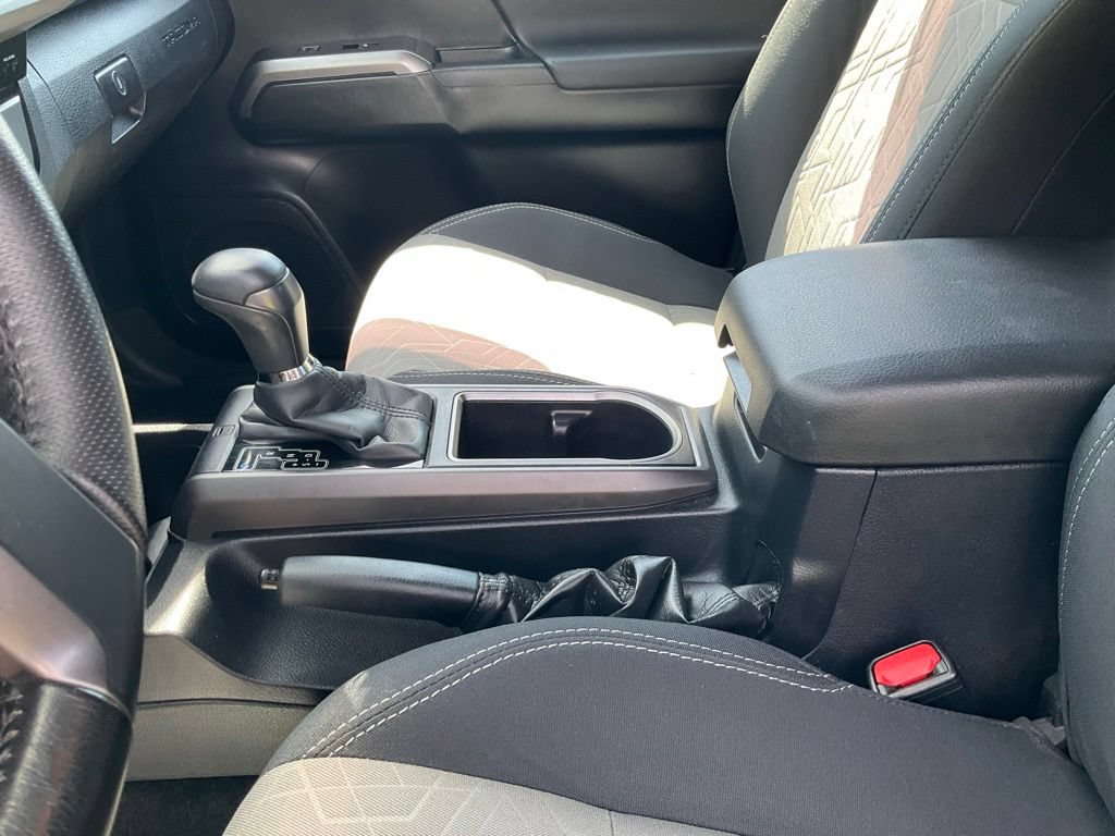 Used 2022 Toyota Tacoma TRD Off-Road AWD/4WD image 18
