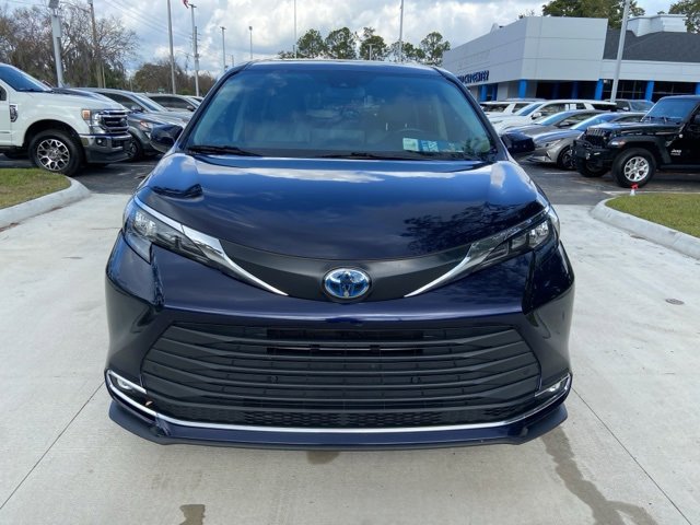 Used 2024 Toyota Sienna XLE image 9