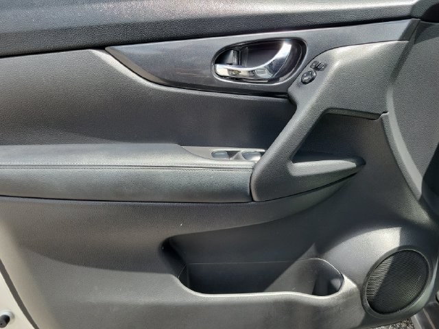 Used 2020 Nissan Rogue SV FWD image 22