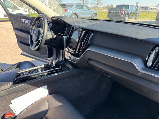 Used 2024 Volvo XC60 B5 Core image 36