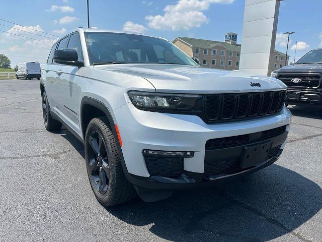 Used 2023 Jeep Grand Cherokee L Limited w/ Black Appearance Package AWD/4WD image 2