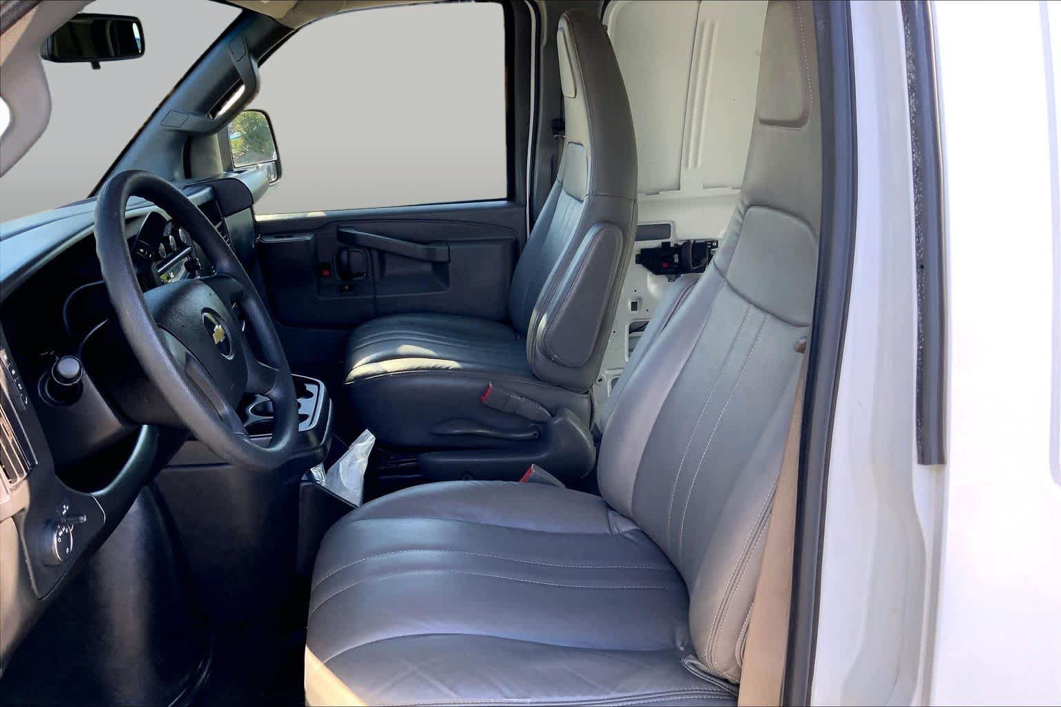 Used 2019 Chevrolet Express 2500 Extended RWD image 8