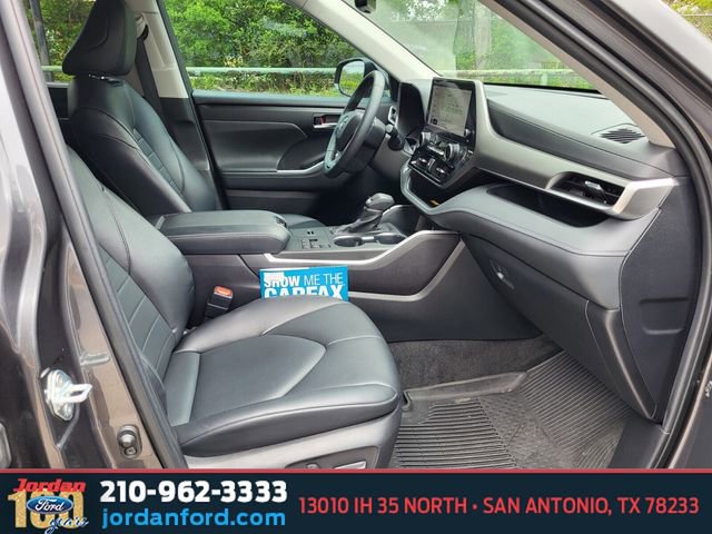 Used 2023 Toyota Highlander XLE FWD image 11
