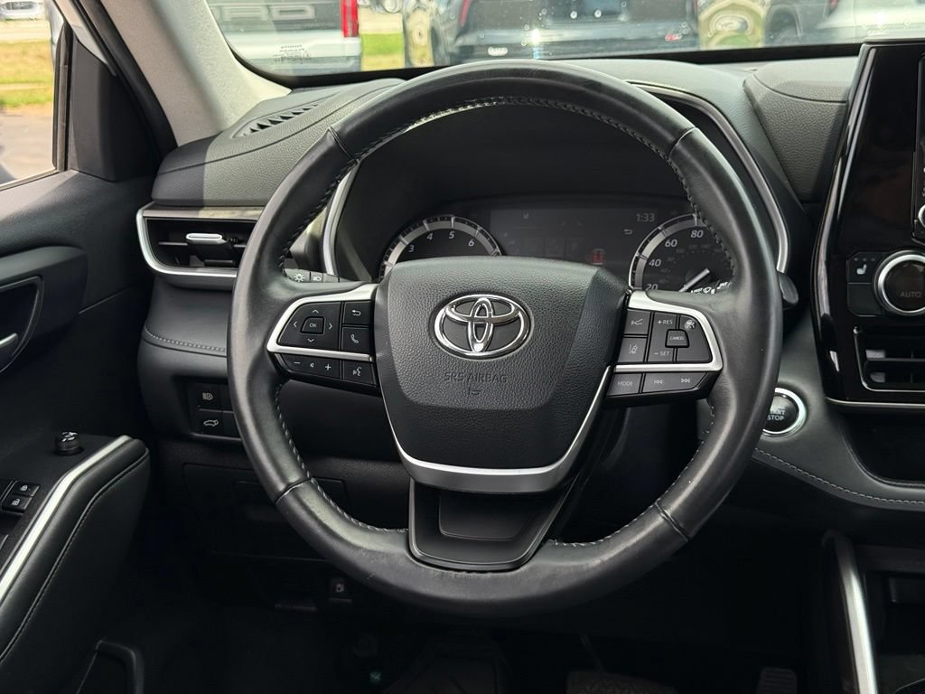Used 2022 Toyota Highlander XLE AWD/4WD image 8