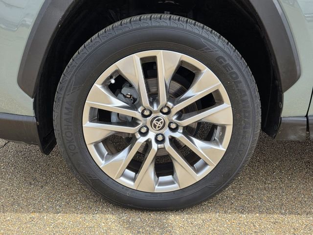 Used 2020 Toyota RAV4 XLE Premium image 31