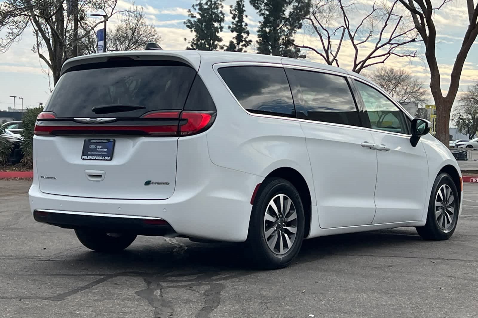 Used 2023 Chrysler Pacifica Touring-L image 5