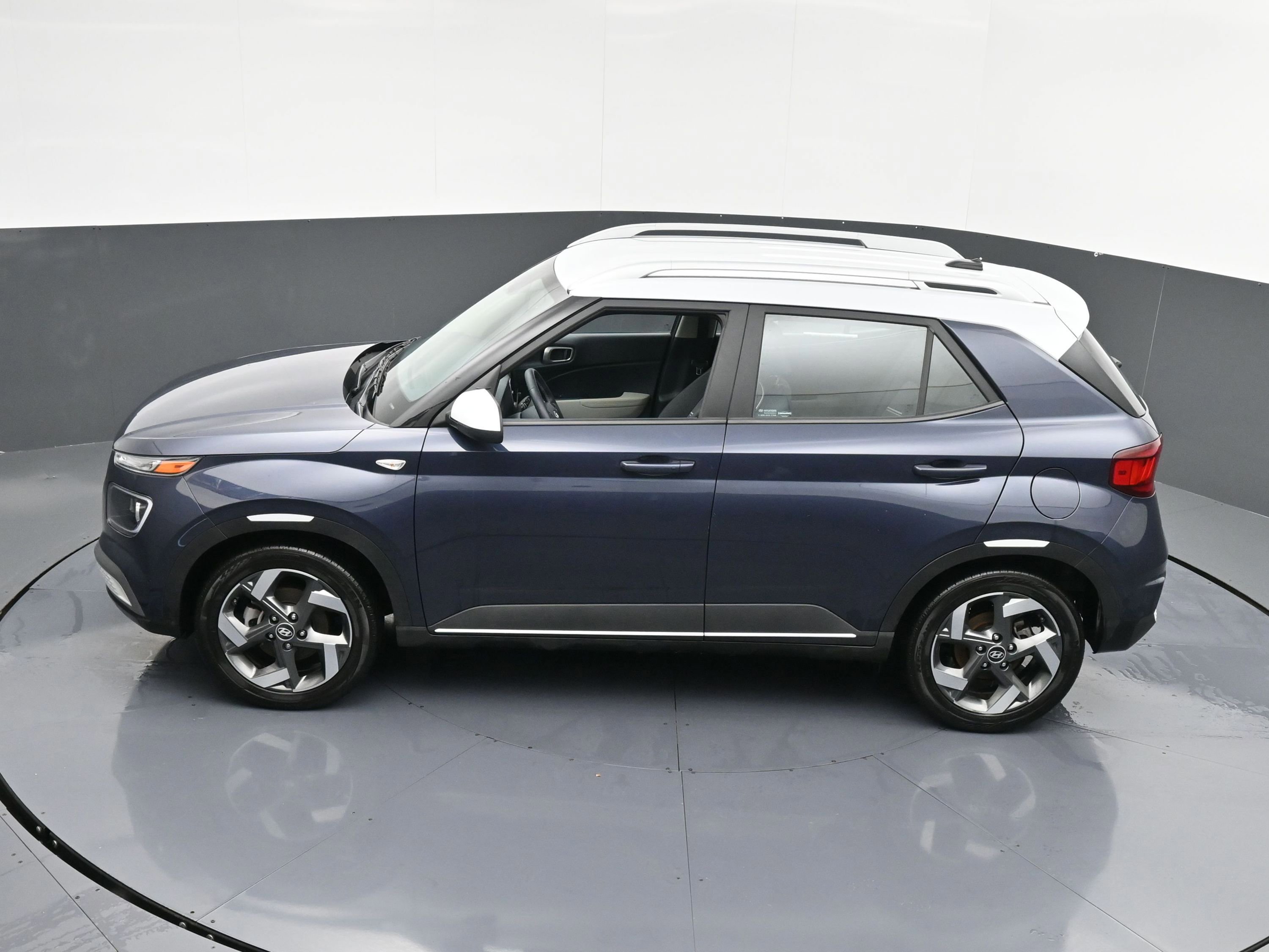 Used 2023 Hyundai Venue Limited w/ Cargo Package image 6