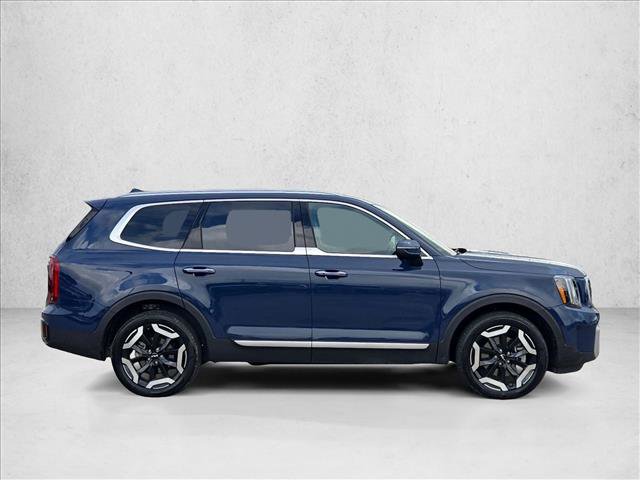 Used 2025 Kia Telluride S FWD image 4