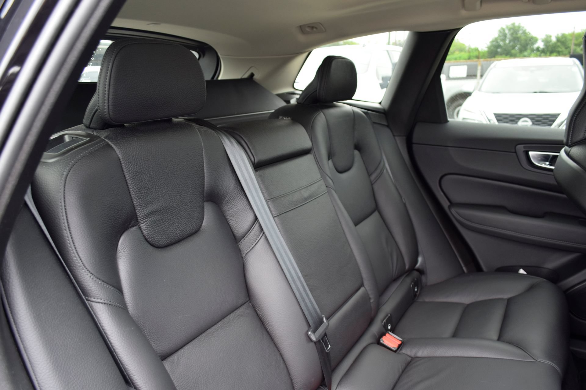 Used 2021 Volvo XC60 T5 Momentum w/ Premium Package FWD image 21