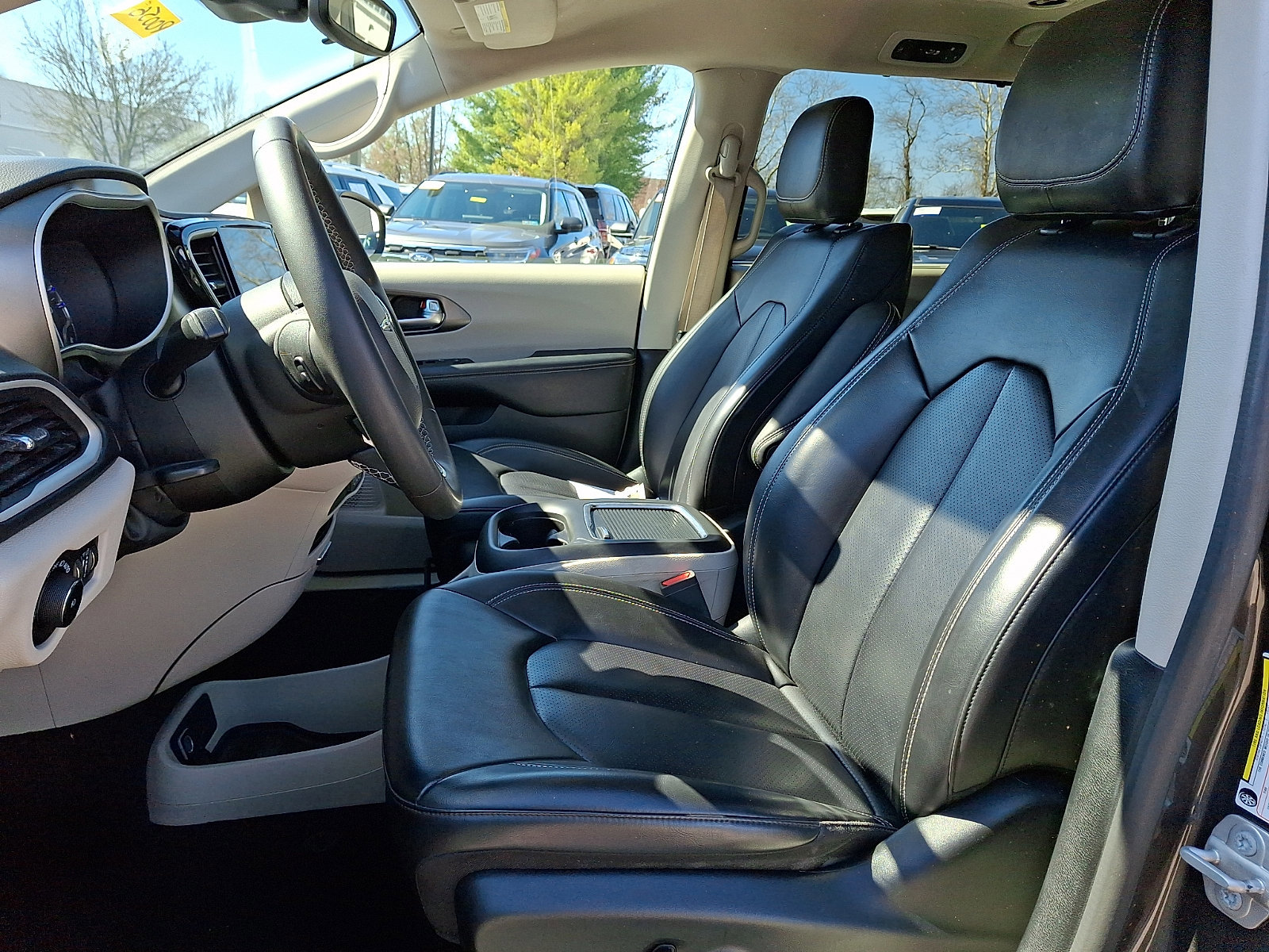 Used 2023 Chrysler Pacifica Touring-L image 17