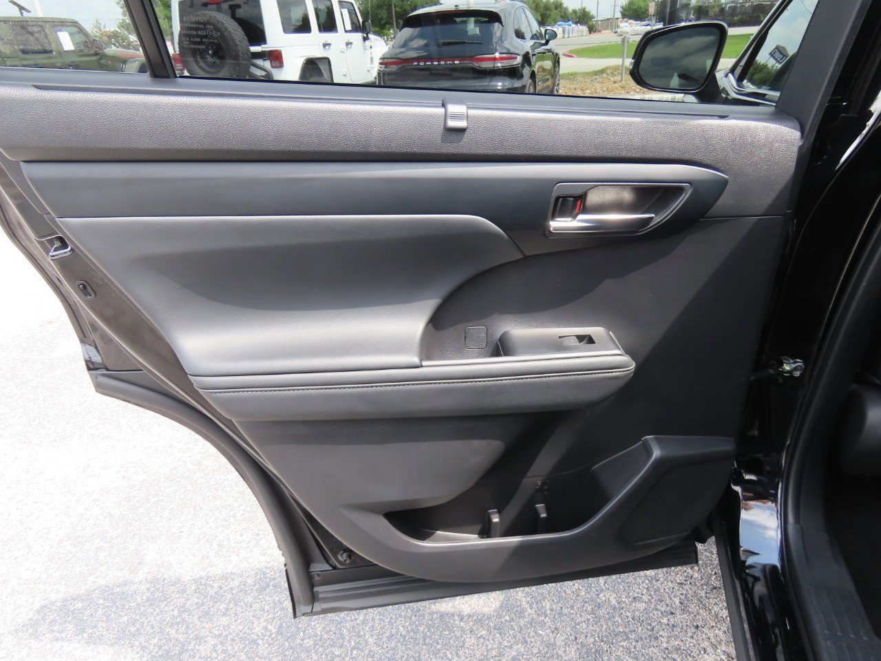 Used 2023 Toyota Highlander XLE FWD image 18