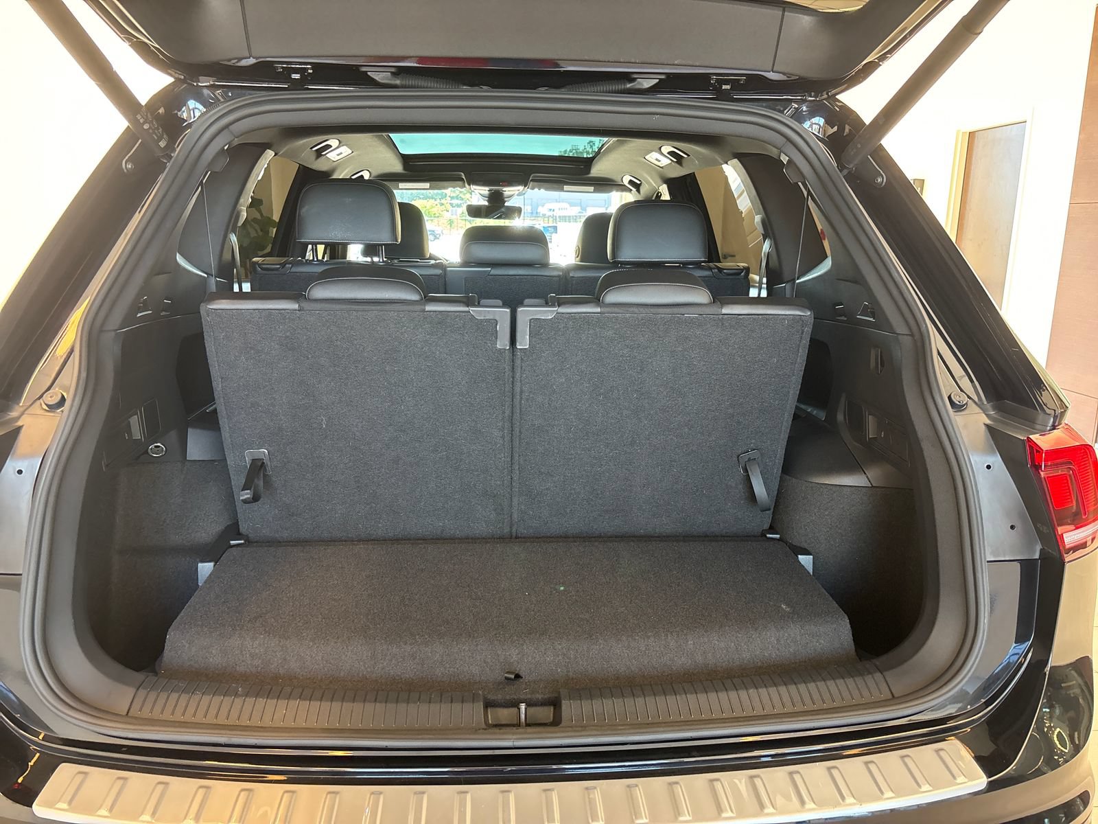 Used 2024 Volkswagen Tiguan SE R-Line FWD image 10