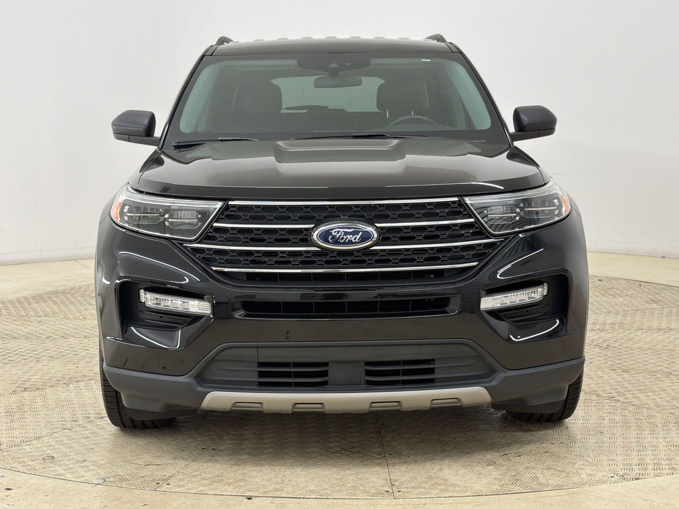 Certified 2023 Ford Explorer XLT w/ Equipment Group 202A RWD image 6
