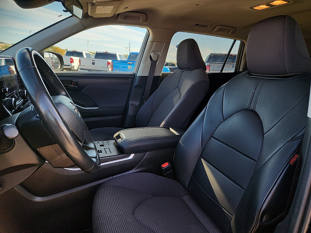 Used 2024 Toyota Highlander LE AWD/4WD image 8