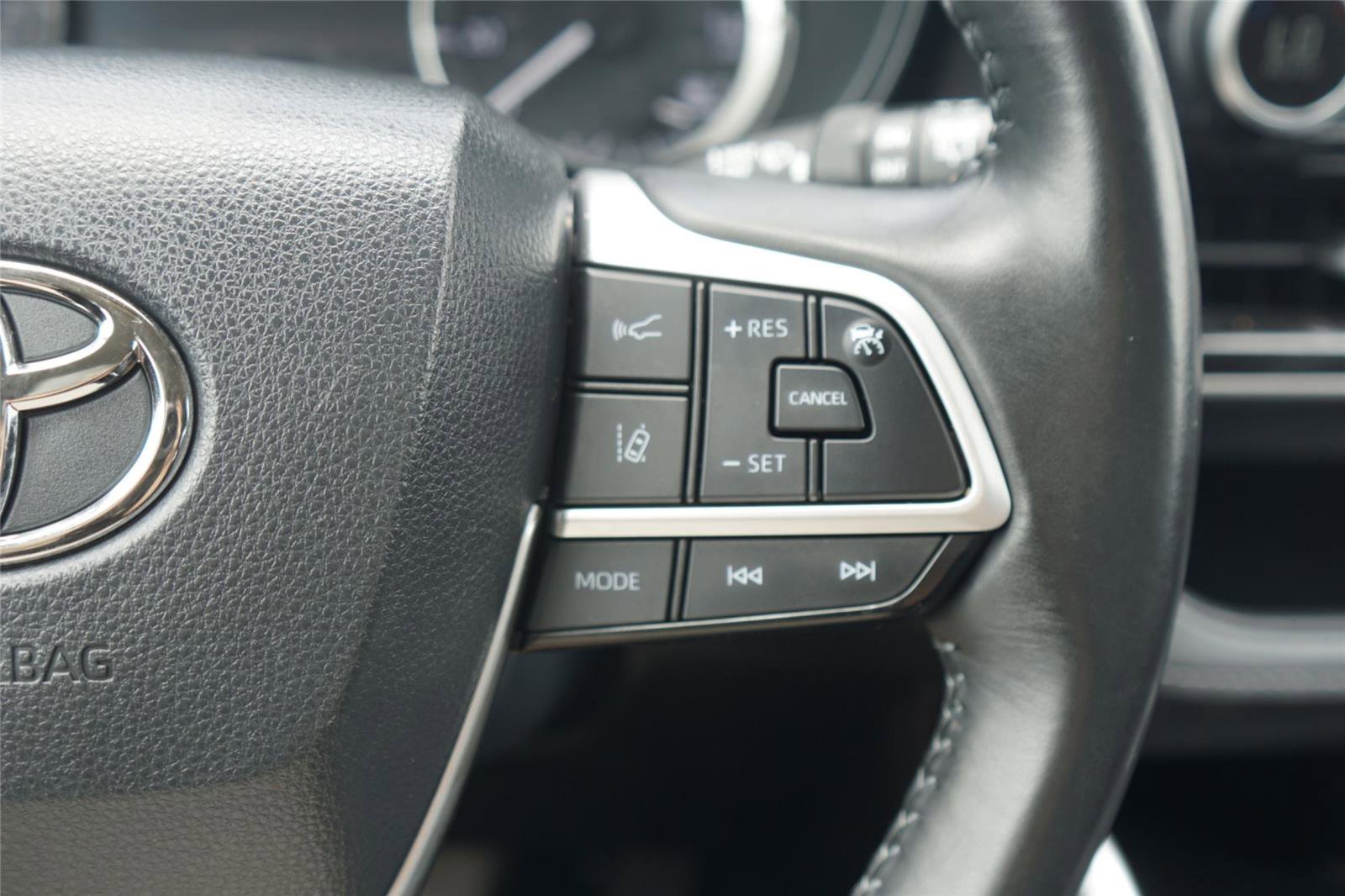 Used 2023 Toyota Highlander LE AWD/4WD image 16
