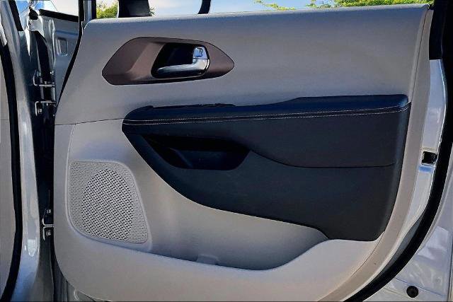 Used 2023 Chrysler Voyager LX image 23