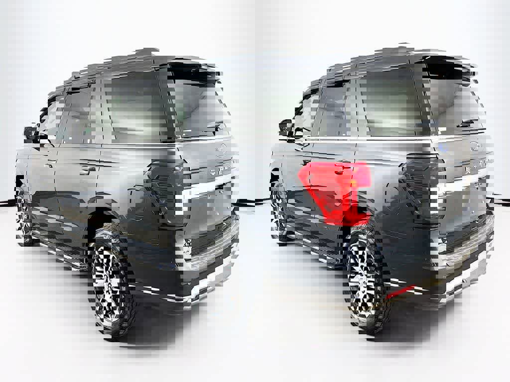 Certified 2022 Ford Expedition XLT image 3