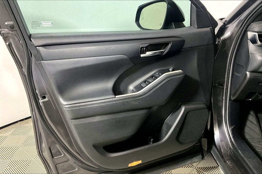 Used 2021 Toyota Highlander XSE FWD image 18