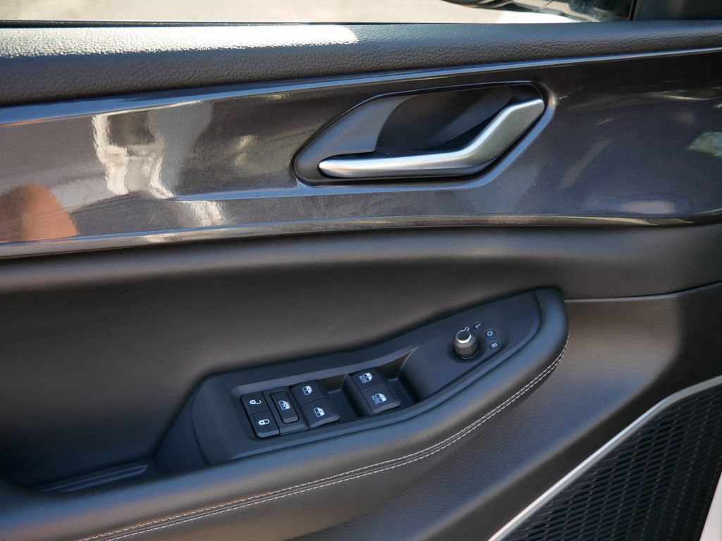 Used 2022 Jeep Grand Cherokee Altitude AWD/4WD image 15
