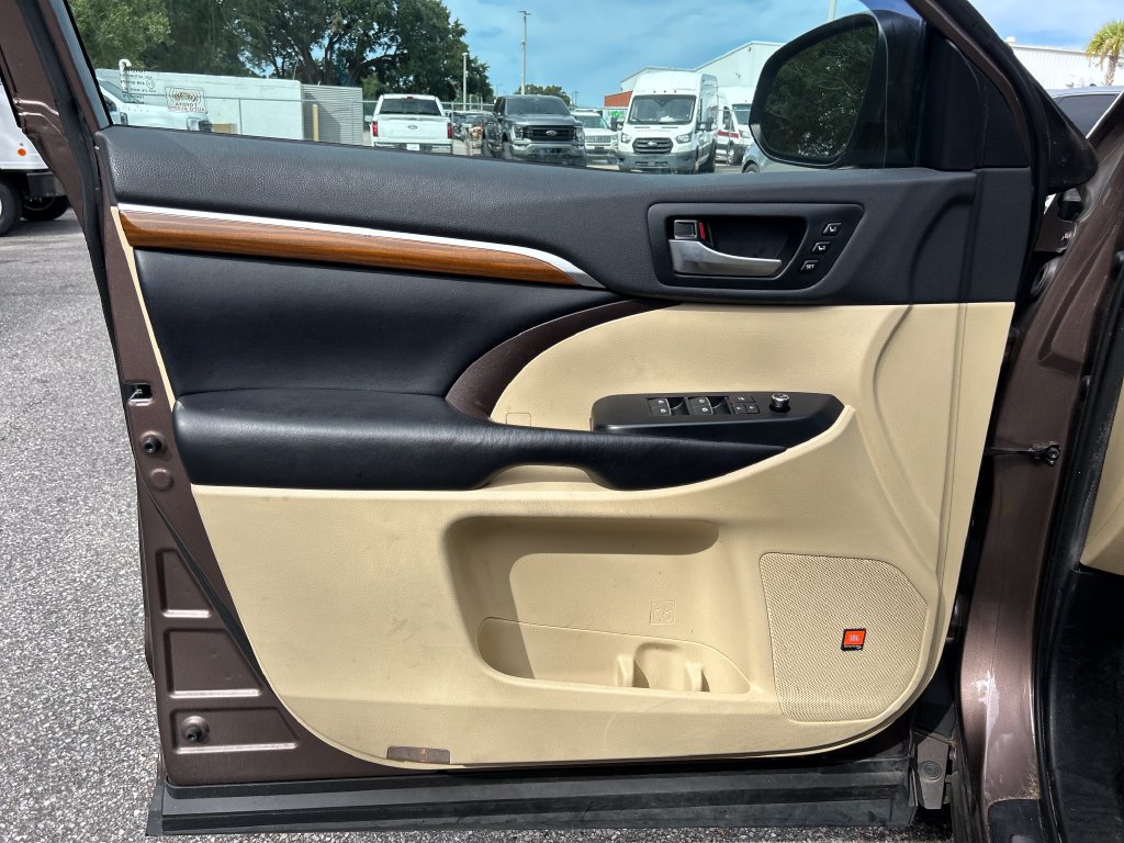 Used 2019 Toyota Highlander Limited Platinum FWD image 9