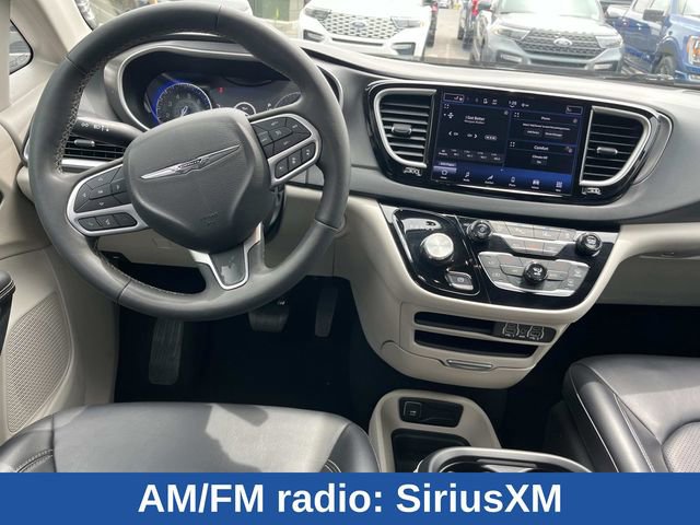 Used 2023 Chrysler Pacifica Touring-L FWD image 16
