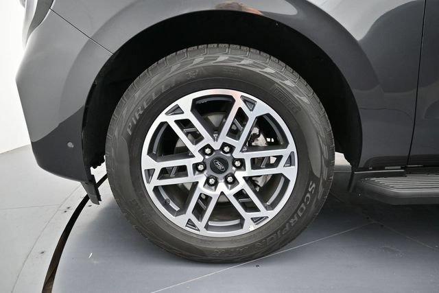Certified 2025 Ford Expedition Active AWD/4WD image 9