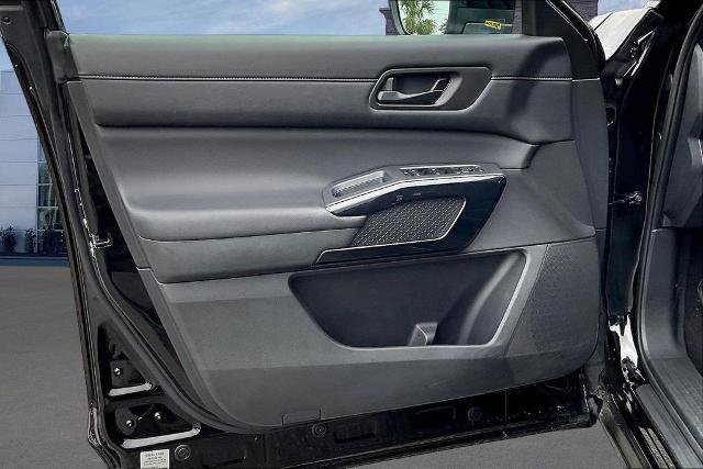 Used 2025 Nissan Pathfinder SV FWD image 20