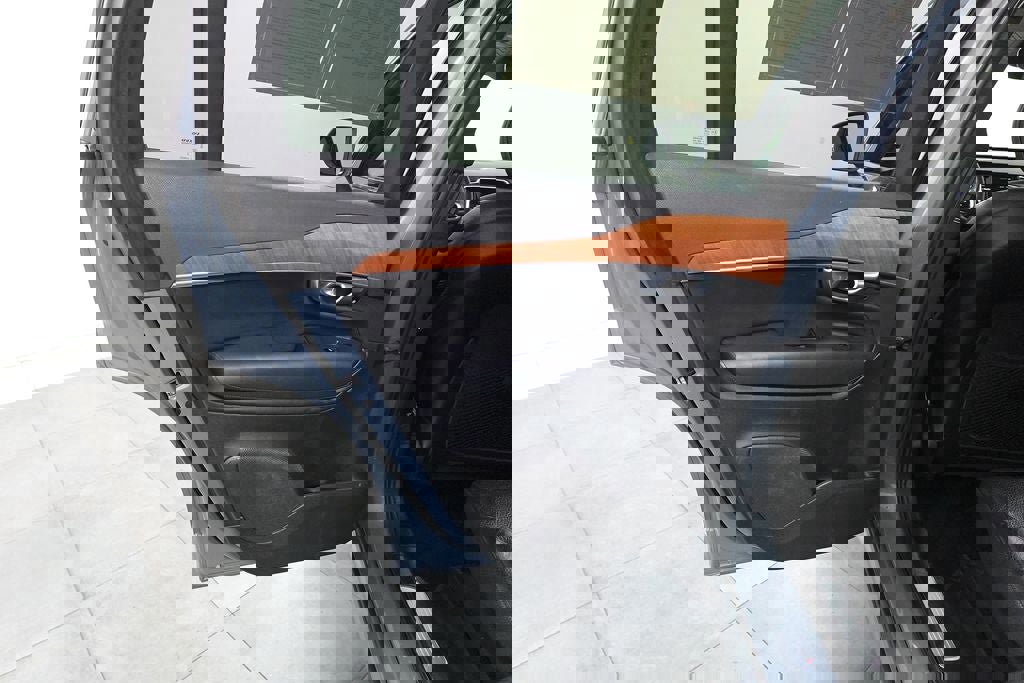 Used 2023 Volvo XC90 B6 Plus image 23